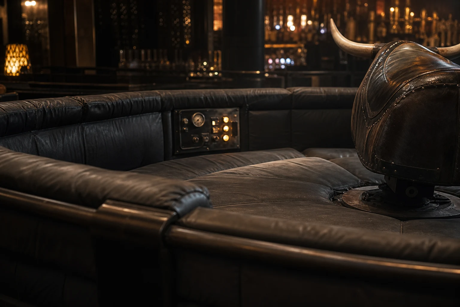 Colchón de seguridad acolchado, baranda baja y un panel de control iluminado junto a un toro mecánico en un bar de Las Vegas, que ilustra las cuestiones de equipo y personal en los reclamos por lesión en toro mecánico en Las Vegas