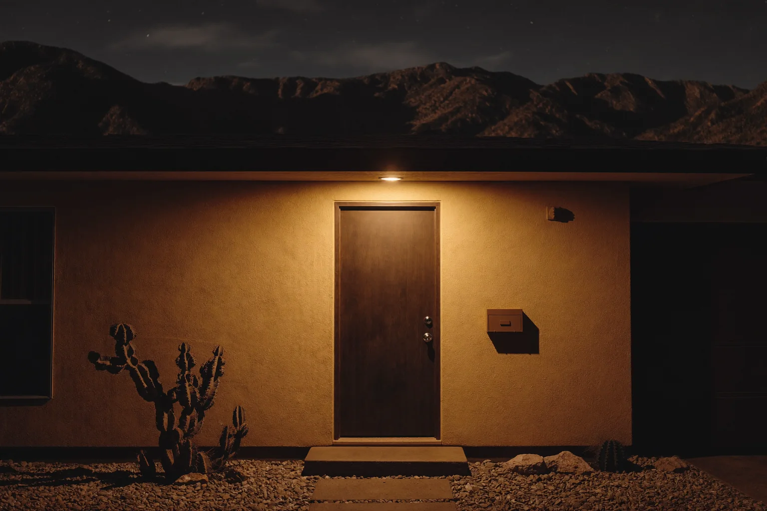 Cambios en las leyes de violencia doméstica en Nevada: la puerta de una casa iluminada por una luz de porche de noche