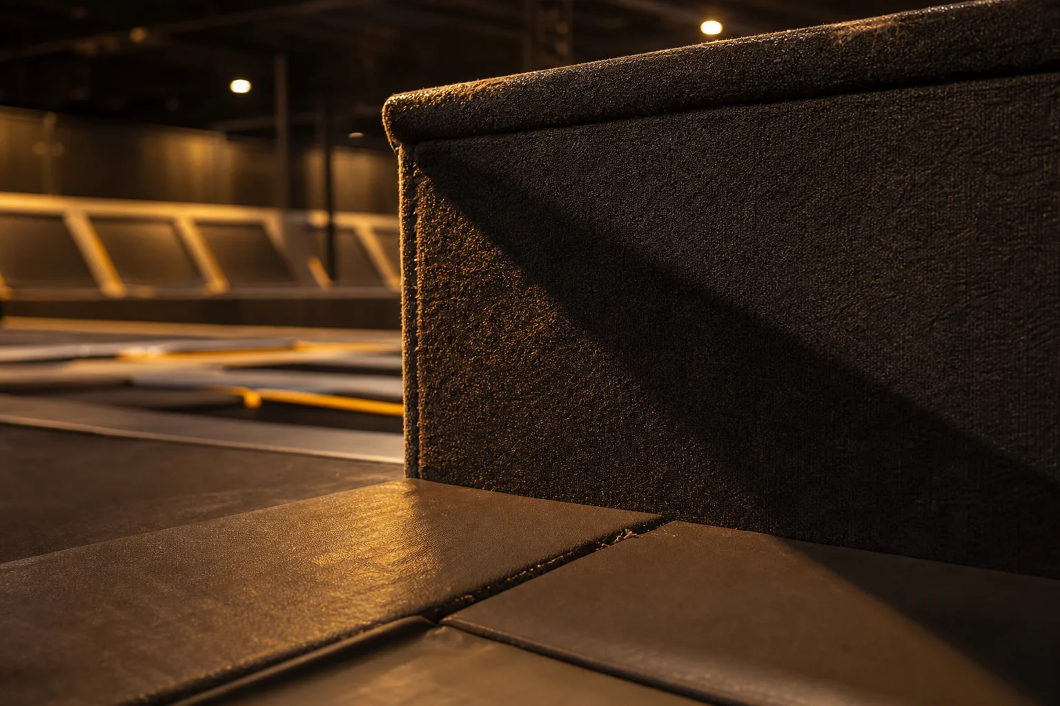 Acolchado de seguridad desgastado con un espacio visible entre camas de trampolín en un parque de trampolines de Las Vegas, que ilustra un reclamo por lesiones en un parque de trampolines por mantenimiento negligente